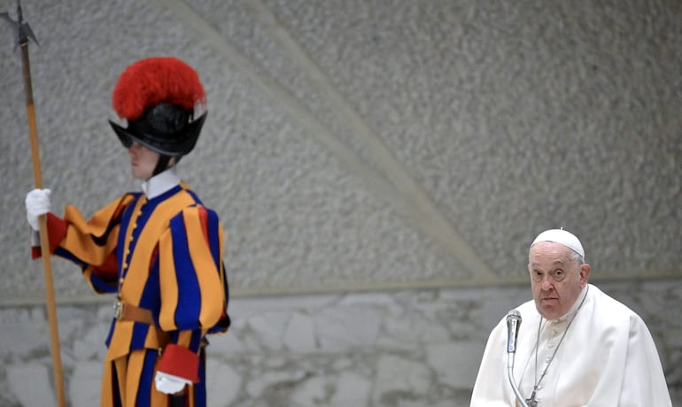 El Papa Francisco junto a un miembro de la guardia suiza durante la audiencia general semanal en el Salón Pablo VI, en la Ciudad del Vaticano, este miércoles.