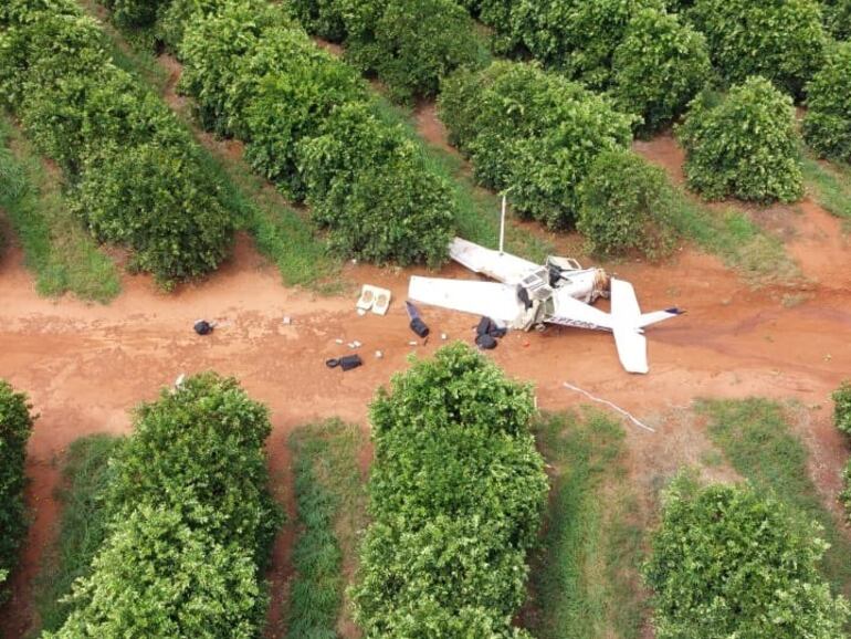 La aeronave interceptada hizo un aterrizaje forzoso y capotó en una pista de tierra ubicada en Santa Cruz do Rio Pardo.