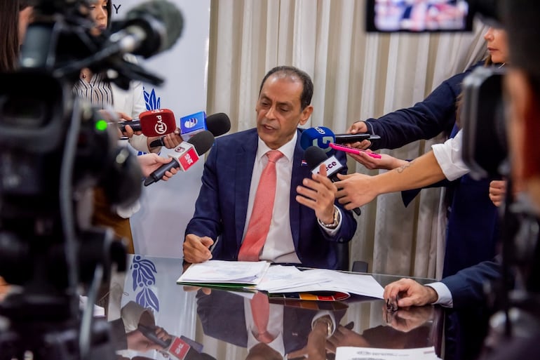 Conferencia de prensa en el Ministerio de Justicia. Ángel Barchini respondió a las denuncias de supuestas irregularidades en la contratación de seguros médicos VIP para funcionarios penitenciarios.