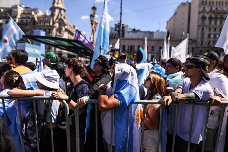 Simpatizantes de Javier Milei se reúnen antes de la ceremonia en la que será investido presidente de Argentina este domingo en el Congreso Nacional en Buenos Aires.