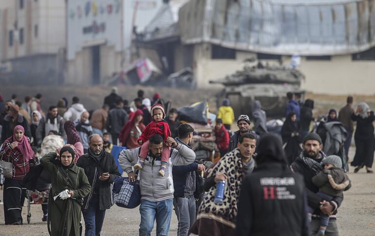 Desplazados internos palestinos evacúan Jan Yunis con destino a Rafah, en el sur de la Franja de Gaza.