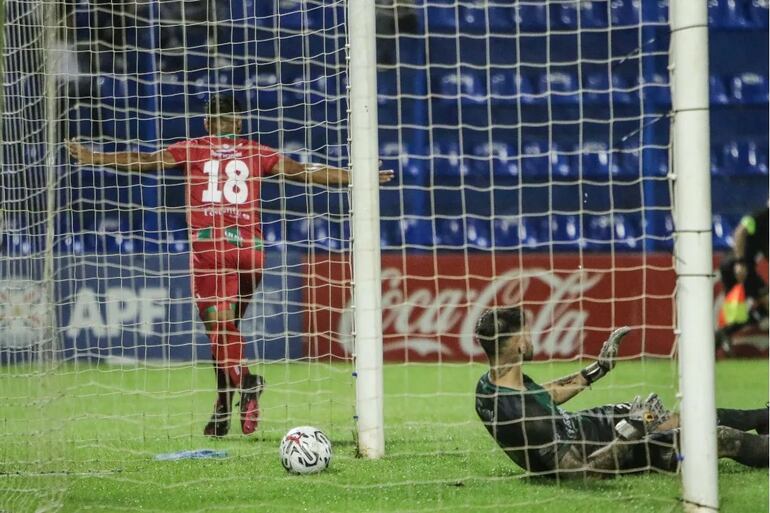 Juan Aníbal Roa sale a festejar luego de depositar el esférico al fondo de la portería ñuense. (Foto: Atlético Tembetary)