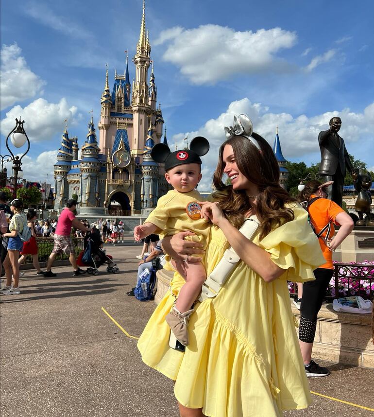 Tierna postal. Stephi Stegman en Disney con Brunito en brazos. (Instagram/Stephi Stegman)