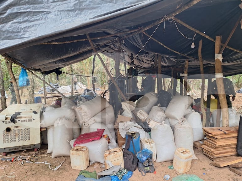 Imágenes del allanamiento de hoy al campamento del grupo de narcotráfico liderado por Felipe Acosta, alias Macho.