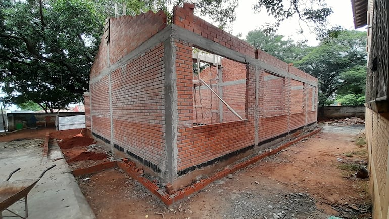 Obra paralizada en escuela Mauricio José Troche de Zeballos Cué