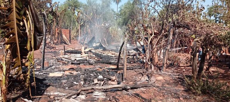 Los afectados por el incendio de tres humildes viviendas piden ayuda de ropero, mobiliarios y electrodomésticos.