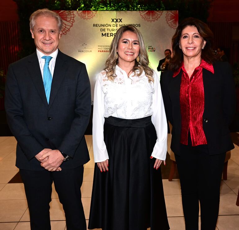 Jorge Srur, la ministra de Turismo, Angie Duarte de Melillo y Marisol Nicoletti de Srur.