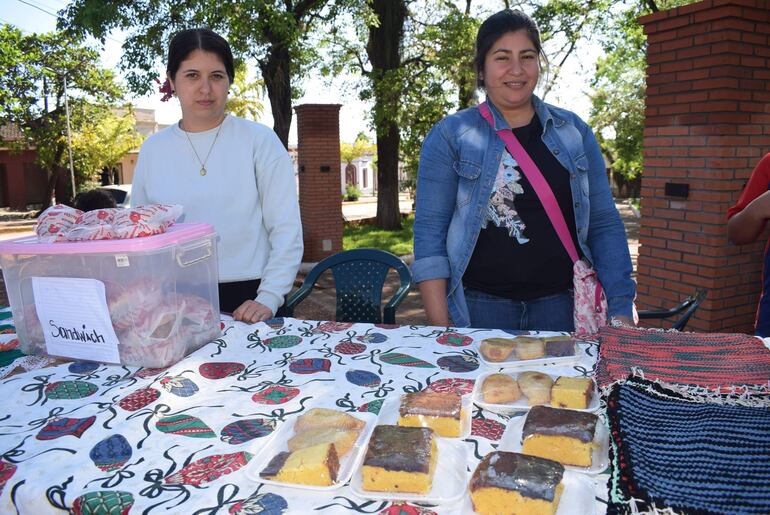 Natividad Álvarez y Rocío Fretes, ofertaron en la feria sopa, sanwich y otros alimentos.