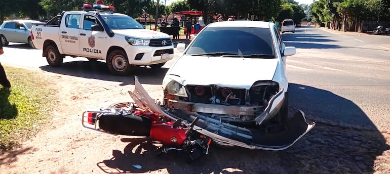 Choque entre automóvil y motocicleta deja dos heridos.