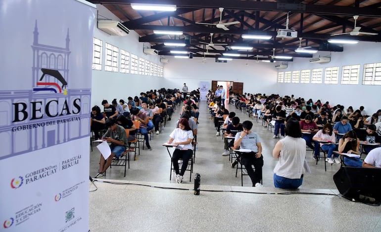 Miles de jóvenes rindieron en busca de una beca de estudio