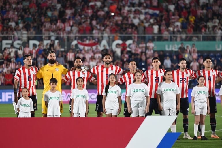 Los jugadores de la selección paraguaya entonan el Himno nacional en la previa del partido contra Bolivia por las Eliminatorias Sudamericanas 2026.