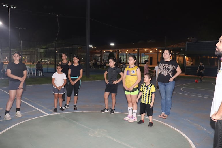 La Escuelita de Luque Handball recibe a niños y mayores, con las prácticas en el Garden Club.