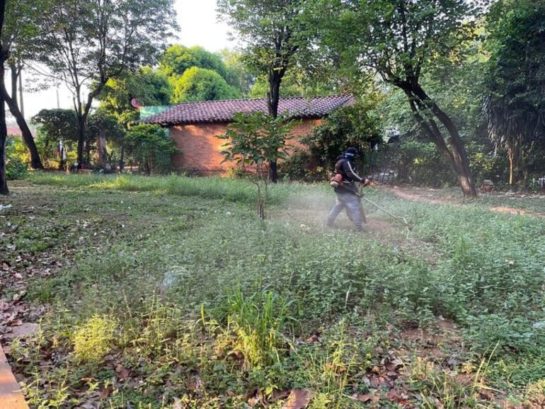 Desde la Municipalidad de Itauguá se implementó la limpieza de baldíos para socializar la importancia de eliminar los criaderos de mosquitos.