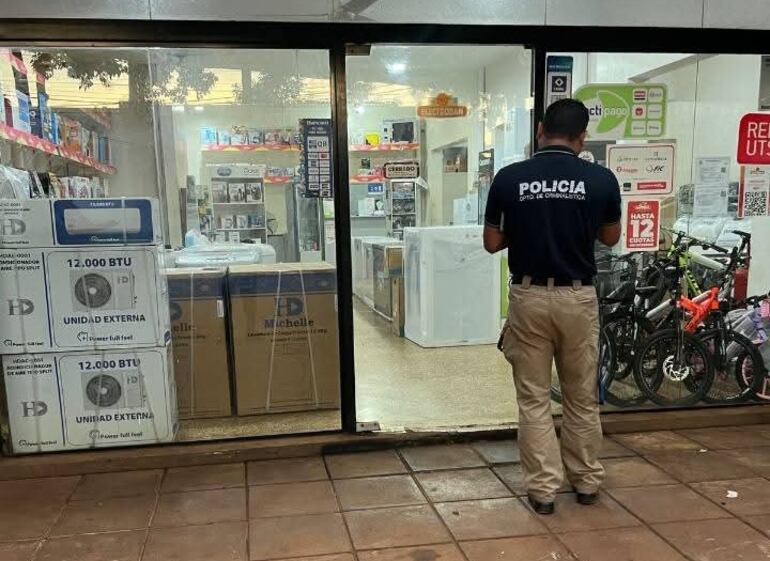 Un agente policial toma datos tras la denuncia radicada por el encargado.