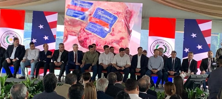 Autoridades del Poder Ejecutivo, con el embajador de EE.UU. Marc Ostfield y representantes industriales, en el acto envío del primer contenedor de carne exportado a Norteamérica.