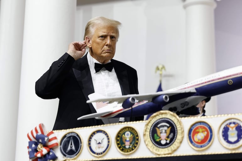 -FOTODELDIA- Washington (Estados Unidos), 20/01/2025.- El presidente estadounidense Donald Trump corta un pastel con la figura del Air Force One durante la gala de Comandante en Jefe tras su toma de posesión en Washington, Estados Unidos. EFE/ANNA MONEYMAKER / POOL
