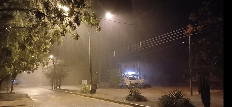 La lluvia caída la noche del viernes ayudó a despejar el aire de la intensa humareda que cubría Fuerte Olimpo.