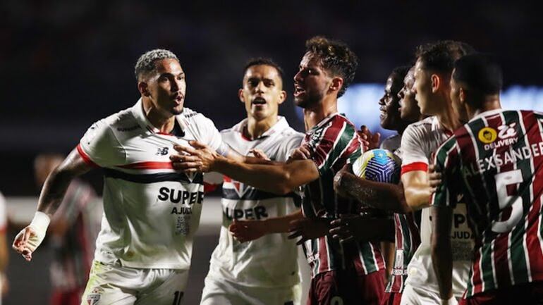 Los jugadores del Sao Paulo y Fluminense en una serie de empujones en el partido por la sexta fecha de la Serie A de Brasil en el estadio Morumbí, en Sao Paulo.