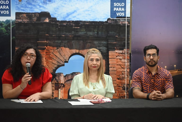 Lourdes Díaz (i) durante el lanzamiento del Festival Kamba Cua del año 2023.