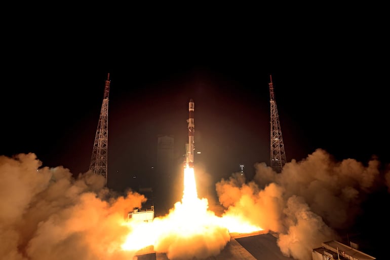 Despegue del "Experimento de Acoplamiento Espacial" (SpaDeX) desde el Centro Espacial Satish Dhawan (SDSC) en Sriharikota, en el estado sureño de Andhra Pradesh, India.
