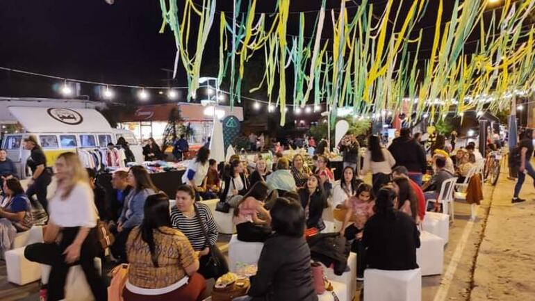 Una multitud asistió a la feria de emprendedores en la ciudad de Pilar. La actividad fue organizada por el Centro de Apoyo a Emprendedores (CAE)  con el apoyo de la Cooperativa Universitaria.