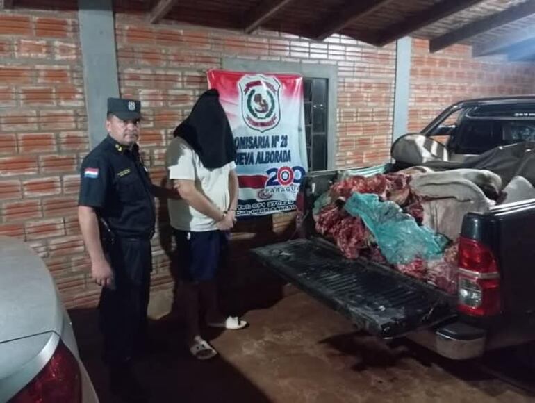 Detienen a un joven que transportaba varios cortes de carne vacuna recién faenados en presunto caso de abigeato