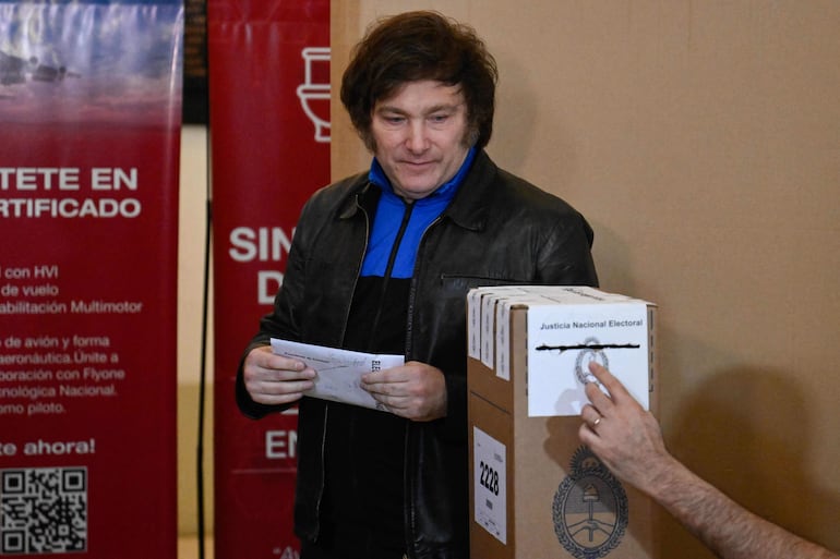 El congresista argentino y candidato presidencial de la Alianza Avanza La Libertad, Javier Milei, vota en un colegio electoral en Buenos Aires, durante las elecciones presidenciales del 22 de octubre de 2023.