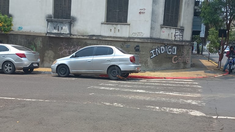 Ayer, un conductor fue multado en la calle Iturbe. Dejó parte de su auto frente a la pintura roja, recientemente puesta por Parxin.