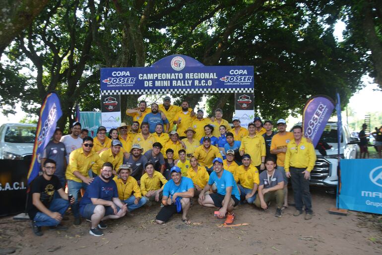 Gran cierre de temporada del torneo del RCO. En la foto, posan los directivos, colaboradores, pilotos y copilotos.