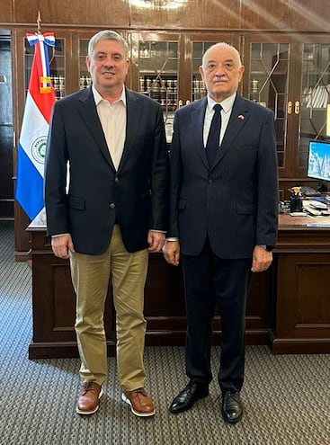 El ministro Jaime Bestard junto al embajador paraguayo en Turquía, Ceferino Valdez, en su despacho en Asunción el pasado 30 de diciembre.