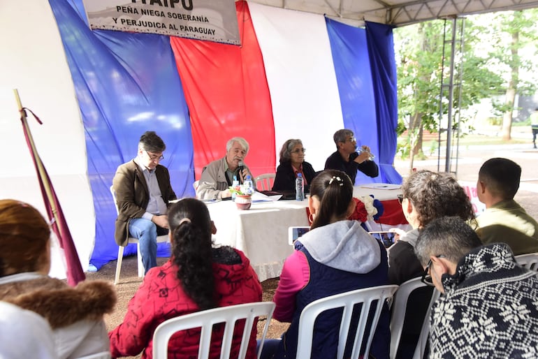 Panel de debate sobre Itaipú en la plaza Uruguaya.