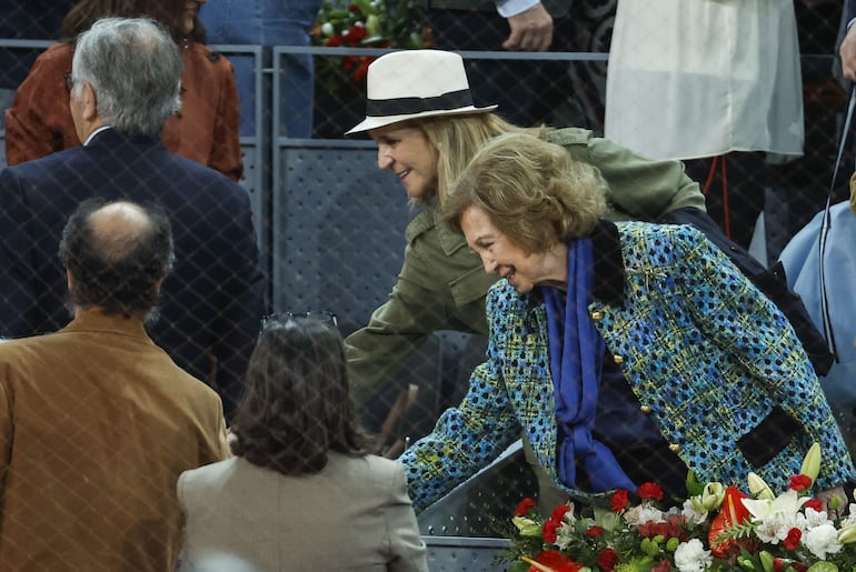 La reina Sofía y la infanta Elena saludando a unos asistentes a la final individual masculina del Mutua Madrid Open. (EFE/Chema Moya)
