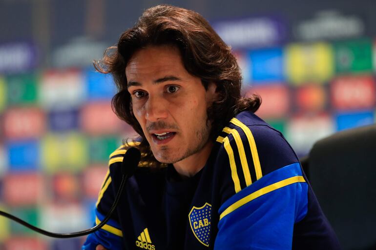 Edinson Cavani de Boca Juniors habla durante una rueda de prensa previo al partido de la final de la Copa Libertadores ante Fluminense, hoy en el Estadio Maracaná, en Río de Janeiro (Brasil).