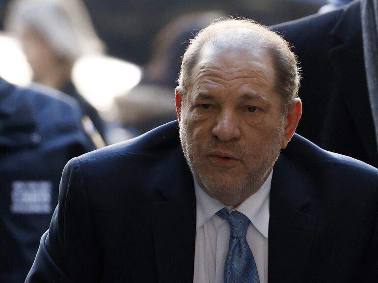 Fotografía de archivo fechada el 24 de febrero de 2020, del exproductor de Hollywood Harvey Weinstein mientras llega a la Corte Suprema del Estado de Nueva York mientras el jurado delibera en su juicio por agresión sexual en Nueva York (EE.UU.).