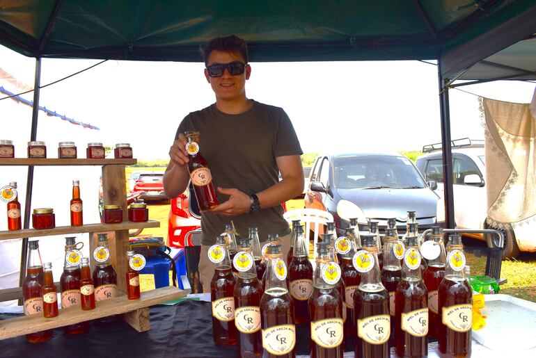 El productor de miel de abeja “Mita’i”, César Gavilán, estaba ofertando sus productos desde G.12.000 hasta  G.50.000.