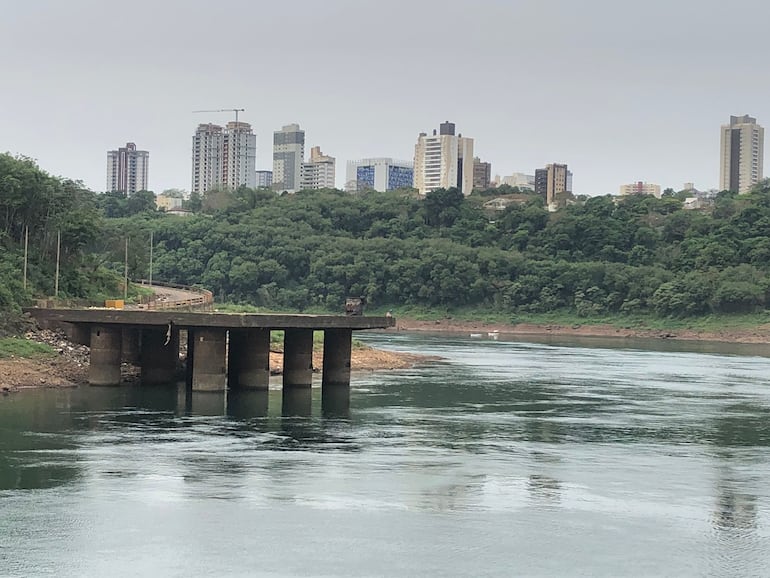 El río Paraná se mantiene bajo en la Zona de la Triple Frontera.