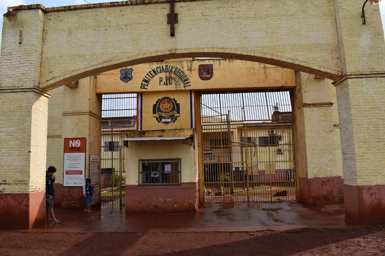 Acceso a la Penitenciaría Regional de Pedro Juan Caballero.