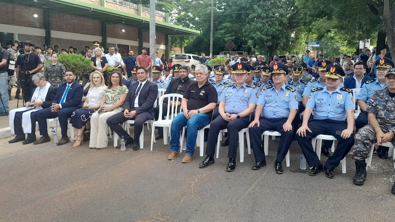 El ministro del interior, Enrique Riera y altos jefes de la policía nacional participaron del acto de inauguración de la base del grupo Lince en Villa Elisa.