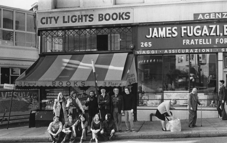 Lawrence Ferlinghetti y amigos frente a City Lights, años 60.