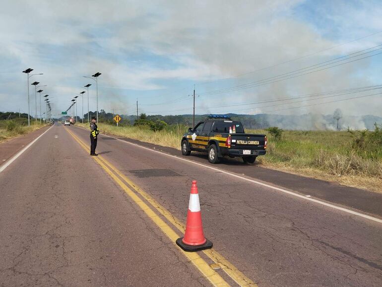 Personal de la Patrulla Caminera estaba dirigiendo el tránsito en el lugar de incendio a la altura del kilómetro 85 de la ruta PY01.