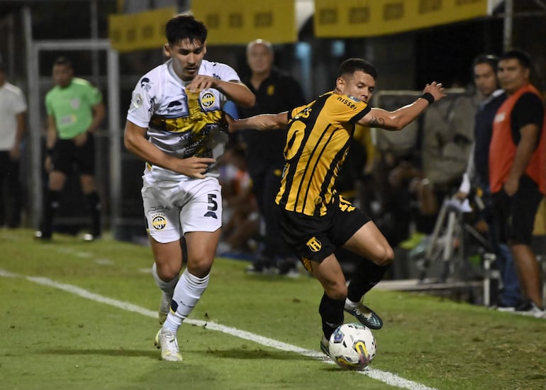 Roberto Martínez, de Guaraní, intenta superar la marca de Juan Vera, de Sportivo Trinidense, en el juego de anoche que culminó sin goles en Dos Bocas.