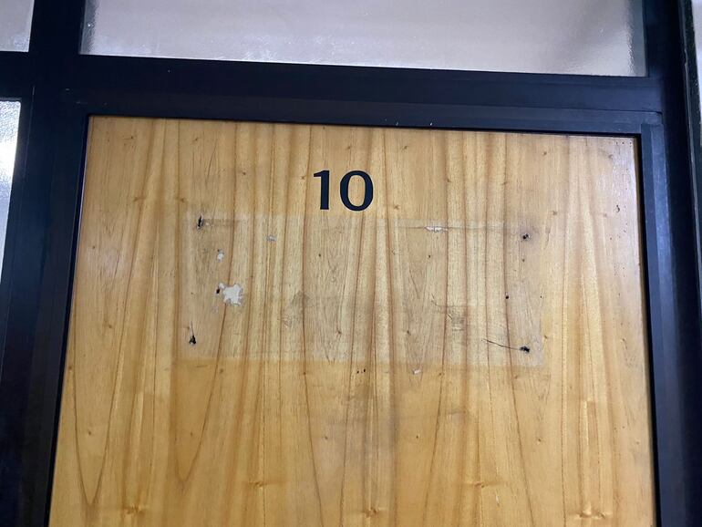 La puerta de la oficina de Dionisio Amarilla, cuya numeración es en realidad el 108 pero el último número fue retirado.