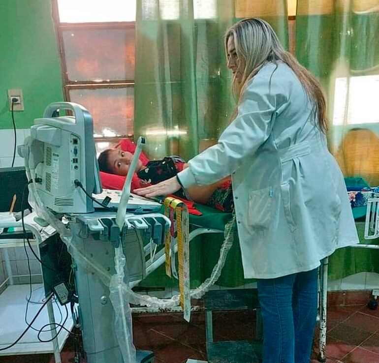 Una paciente es inspeccionada por una médica en el hospital de Fuerte Olimpo.