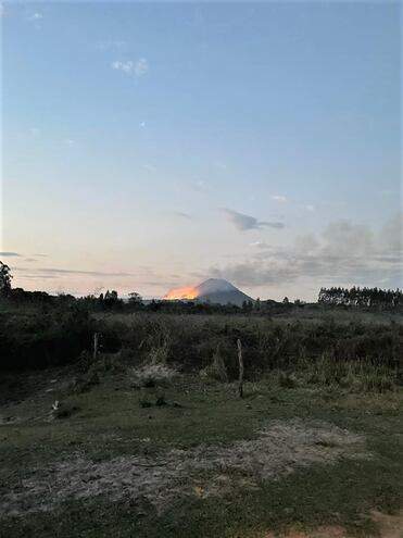 El Cerro San José arde en llamas en Ybycuí.