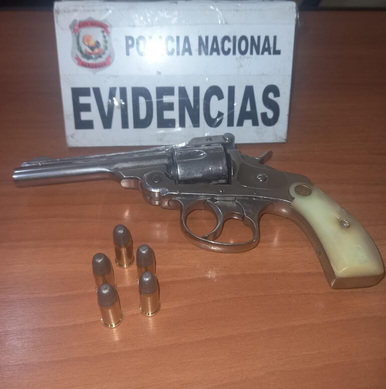 Arma incautada en poder del aprehendido.