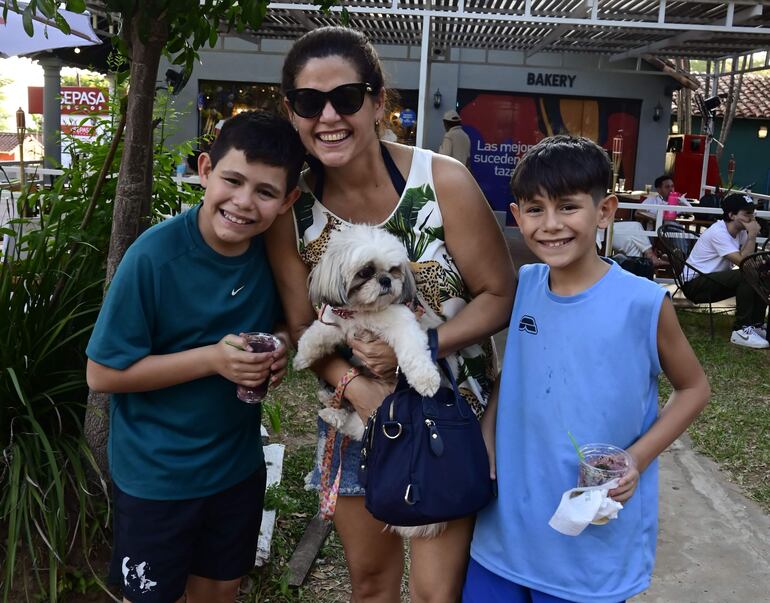 Verónica López con Kía, Facu y Pedro Barrios.