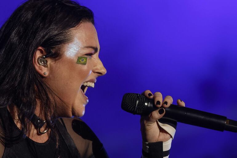 Amy Lee, vocalista de Evanescence, apareció en escena con la bandera de Brasil pintada en el rostro.