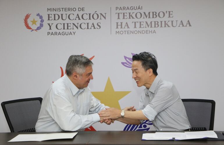 El ministro de Educación, Luis Ramírez y el embajador de Corea en Paraguay, Chan-sik Yoon.