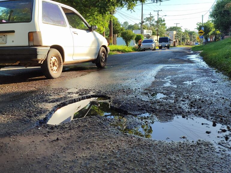 Enormes baches resaltan frente a la Unidad de Salud de Cabañas.