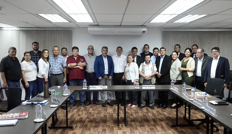  Se reunieron los líderes del Comando de Unidad Sindical, que formaron los gremios docentes, con autoridades del MEC. Se espera que representantes del Ministerio de Economía se presenten a la reunión de este sábado. 